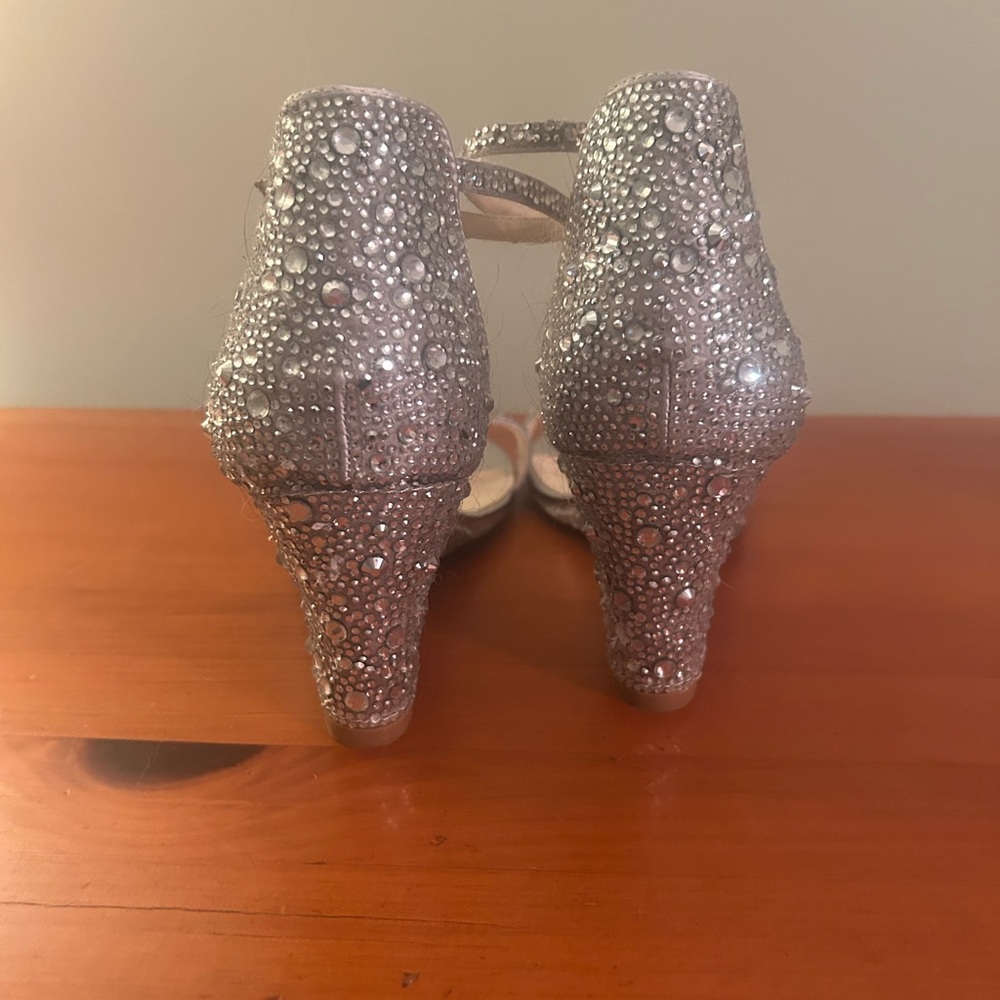 Betsey Johnson Debie Pump.   Silver.  New, never worn.  Size 11. - Picture 4 of 8